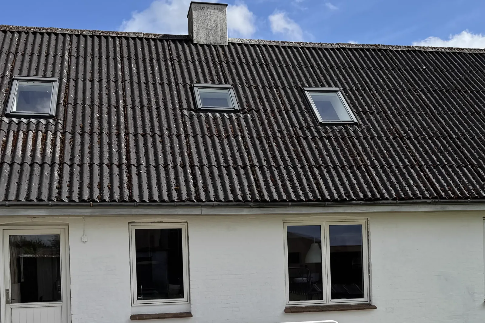 Nyere eternittag uden asbest efter skånsom rens med lavt tryk på Sjælland
